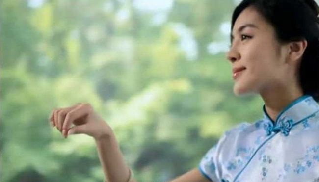 女模特顾春芳靠