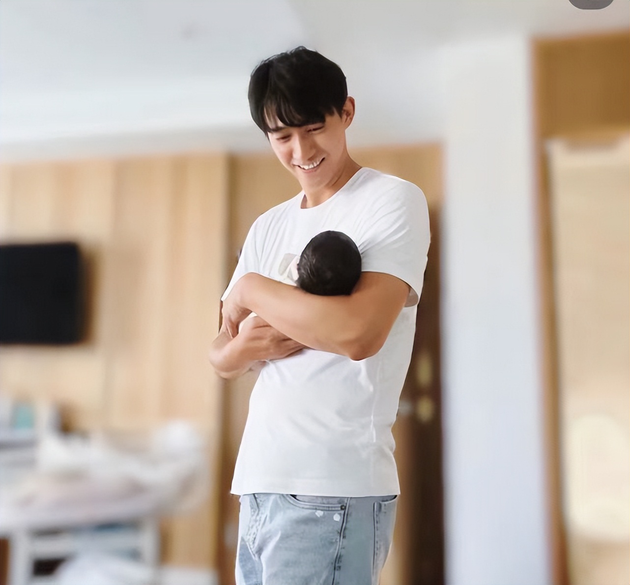 李子峰晒一家三口叠手照官宣老婆产子，双手抱娃笑容满溢，超有爱