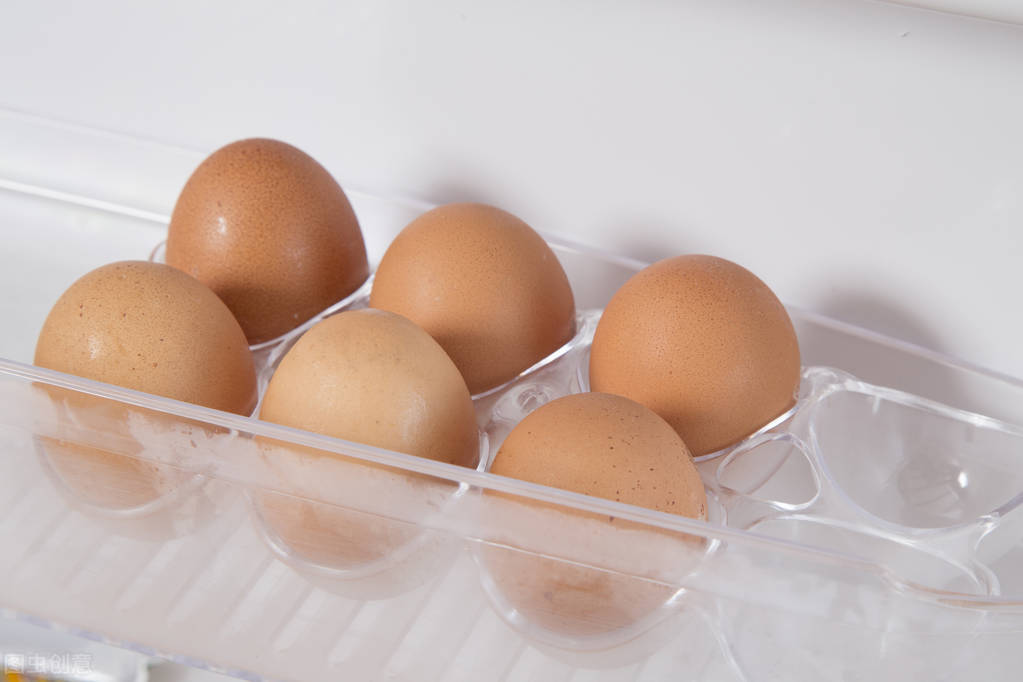 去买鸡蛋，挑红壳的还是白壳的好？今天才知道，原来以前都买错了