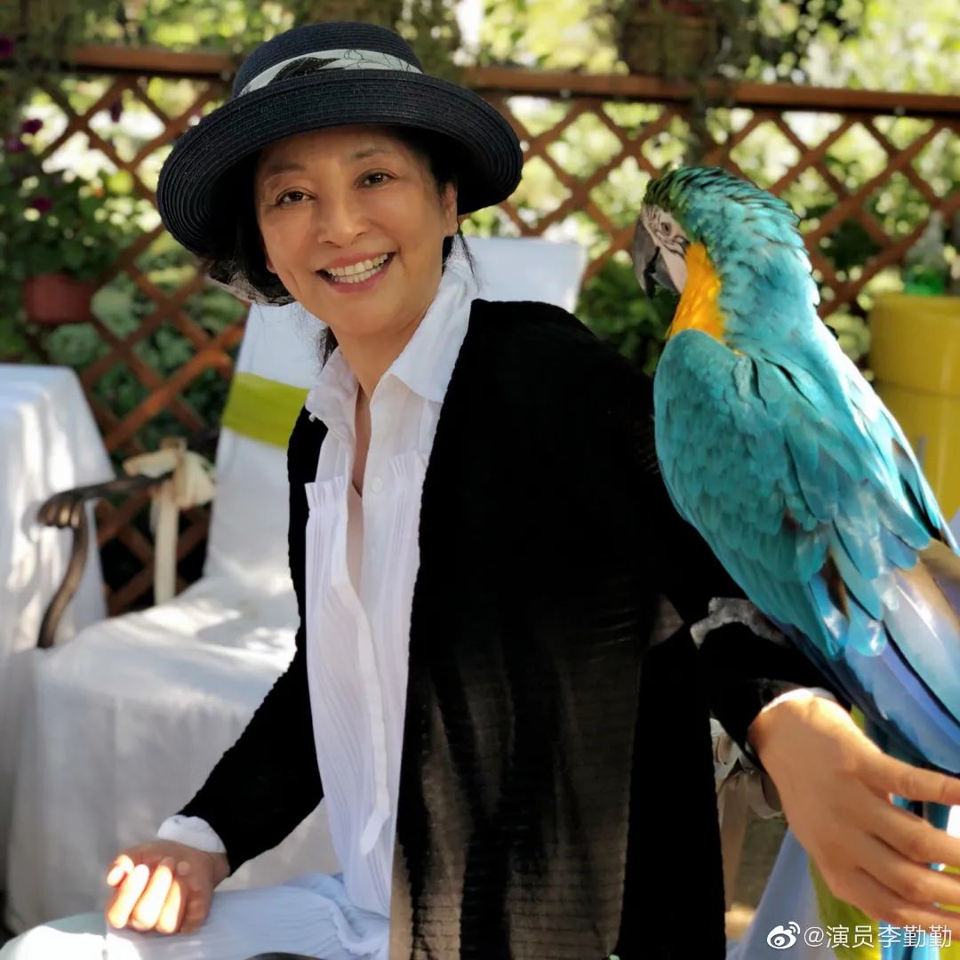 她是演艺圈最泼老戏骨，三嫁老外离婚，如今59岁未婚独居北京豪宅