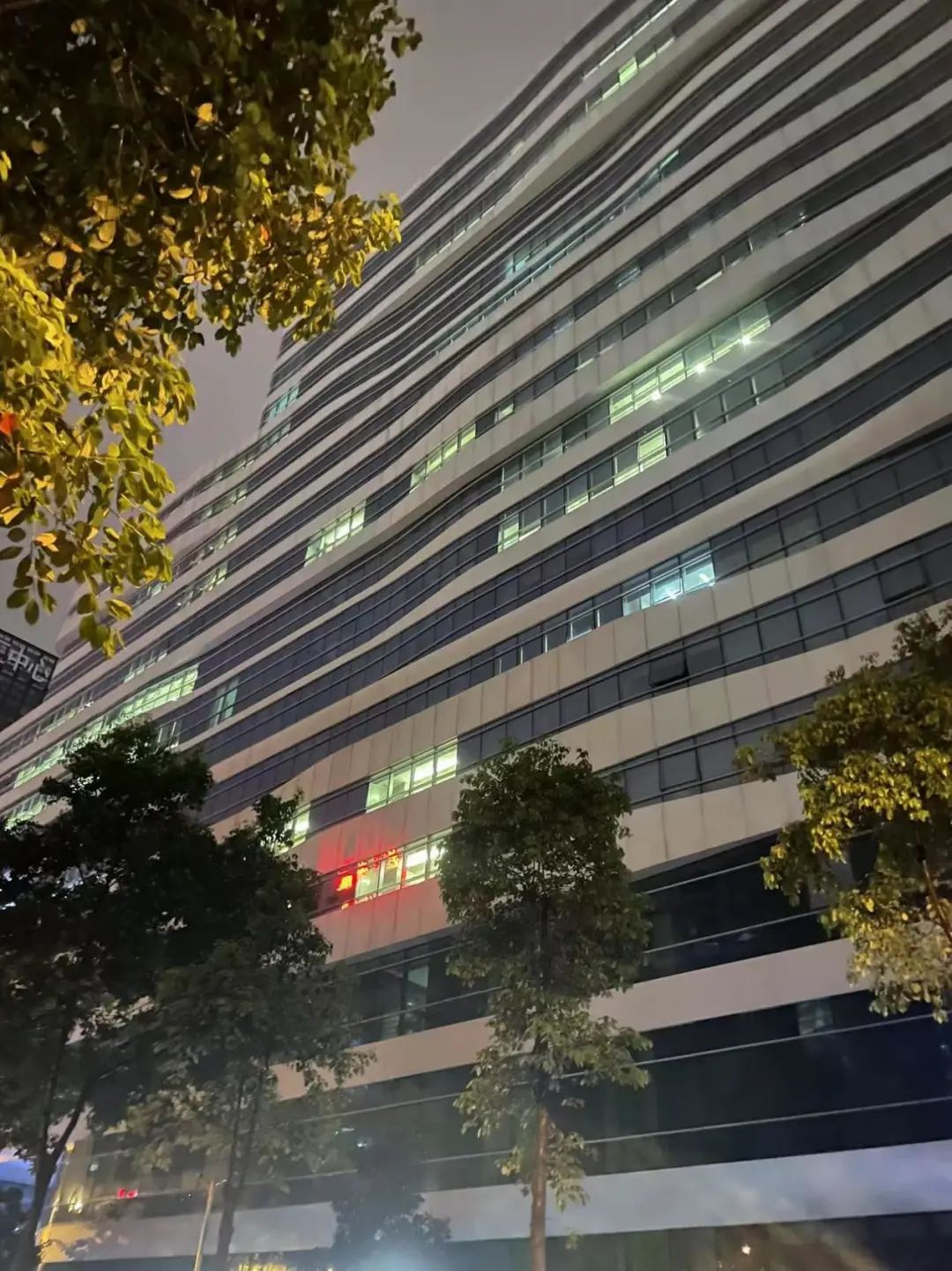 从三街四街写字楼深夜亮灯率看，哪家是卷王？