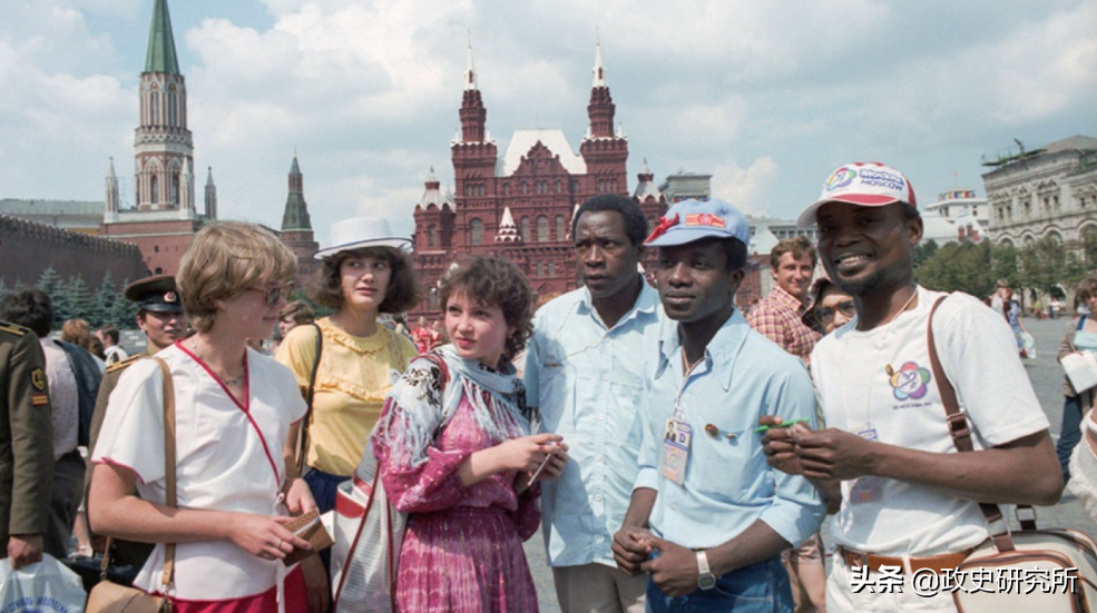 黑人留学生疯狂“猎艳”苏联女郎，遭苏联青年狂揍，引发黑人运动