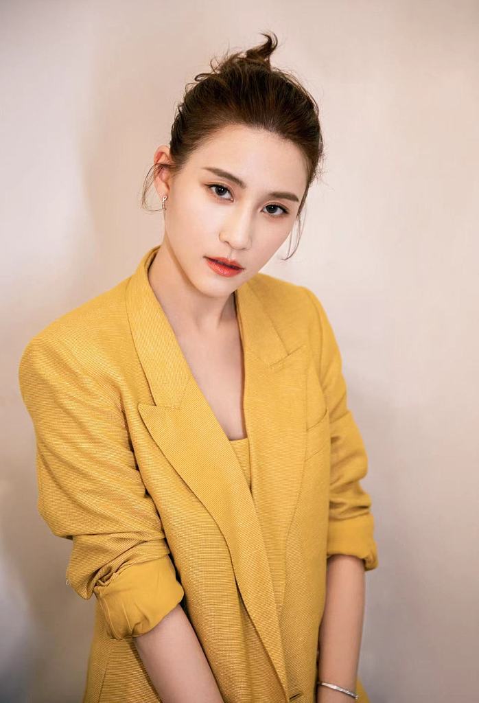 何超莲演绎时尚穿搭,黄色西装搭配皮质短裙,妥妥的阳光女孩