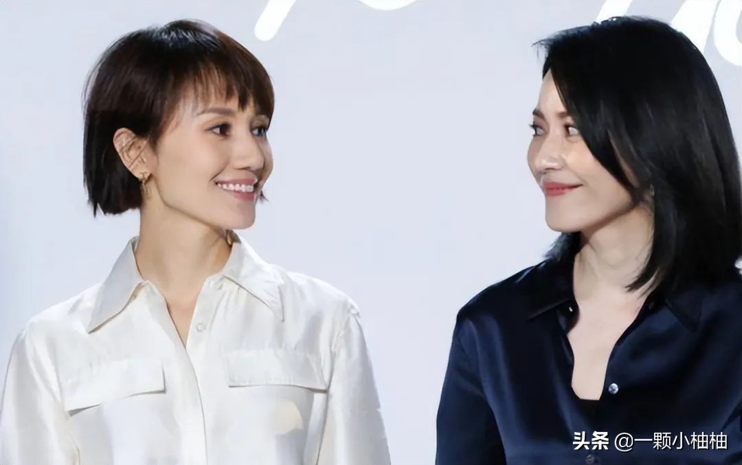 当44岁#袁泉#同框51岁#俞飞鸿#，终于见识了什么是气质美