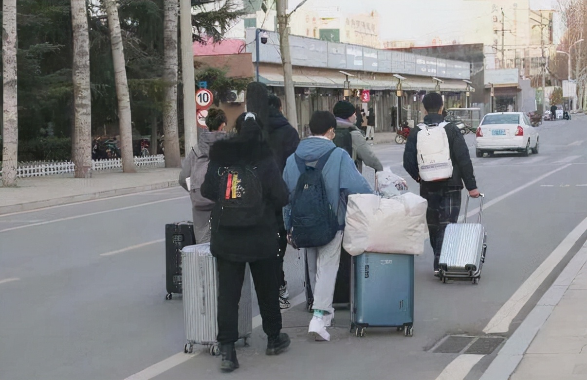 江苏当地再发通知！高校假期将一律延长，学生看完有些担忧