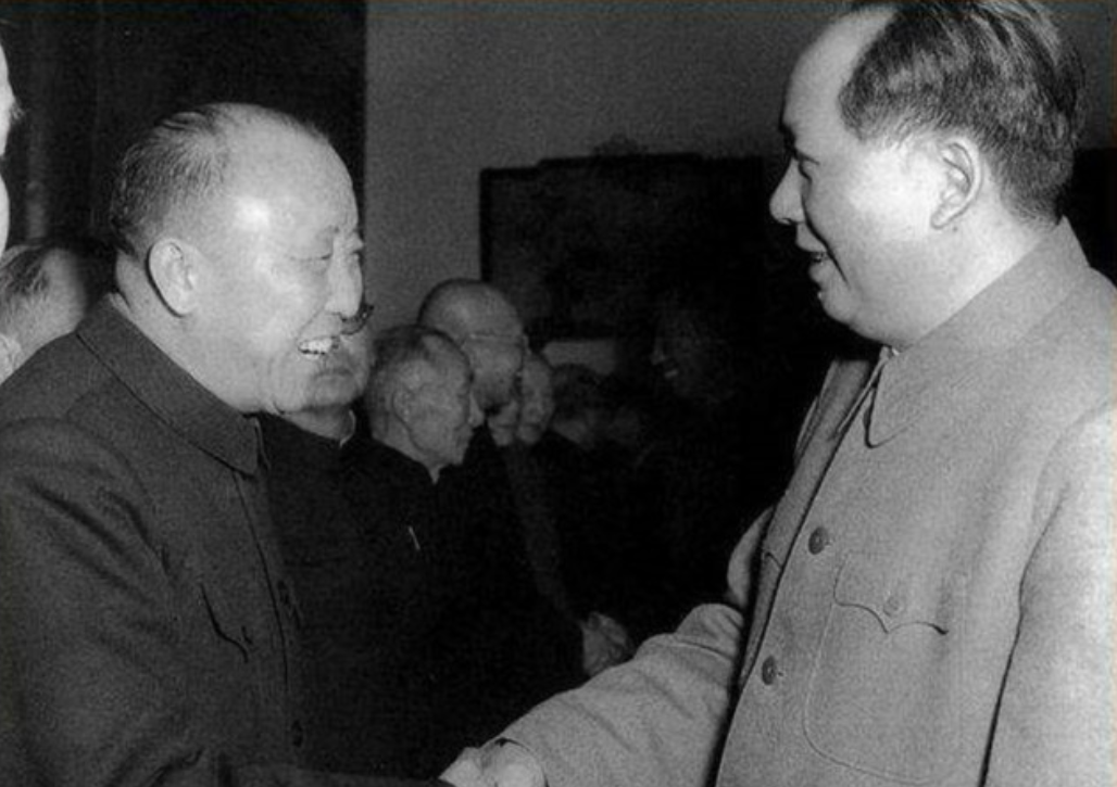 1975年蒋介石邀请毛主席访台，毛主席：小平同志代替我去台湾