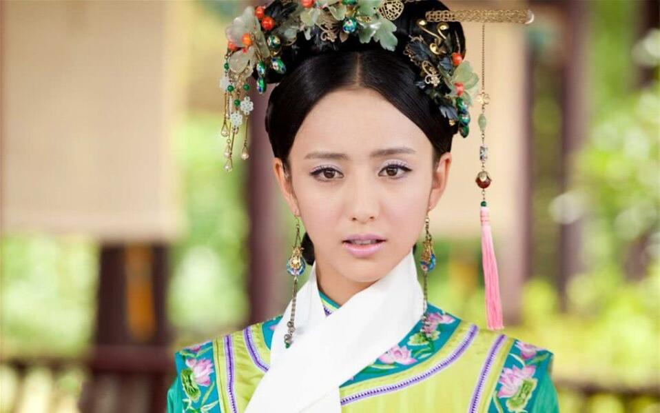 佟丽娅饰演的“年妃”，比蒋欣在《甄嬛传》里华妃更让人心疼