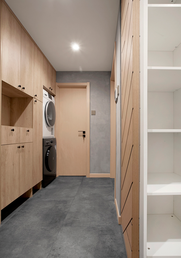 这是我见过最高级的工业风装修，卧室做抬高，既简单又大气