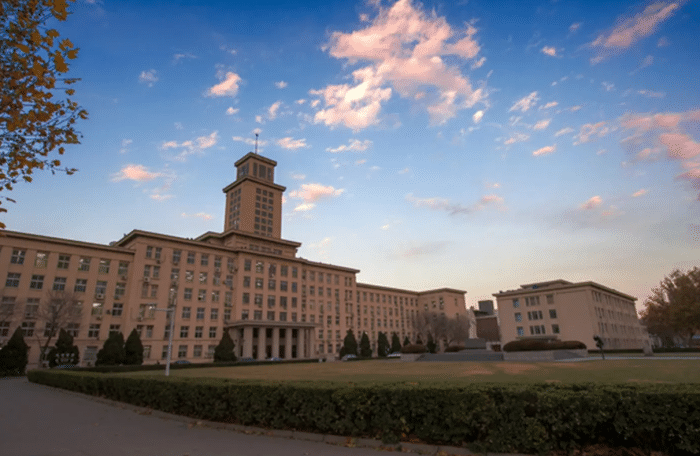 大学老师的学历内卷到了最低硕士了 师范类毕业生压力山大