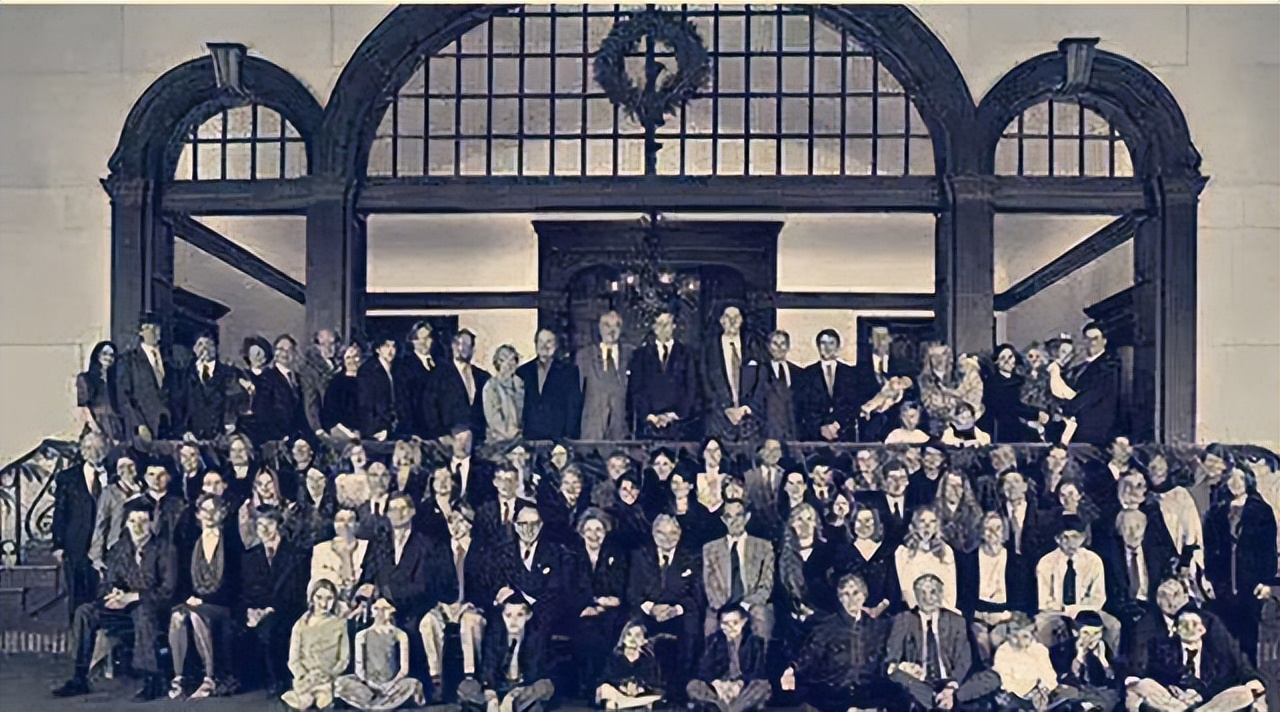 四大家族之一的洛克菲勒家族,他们便持续繁荣了上百年,财富的交接,更