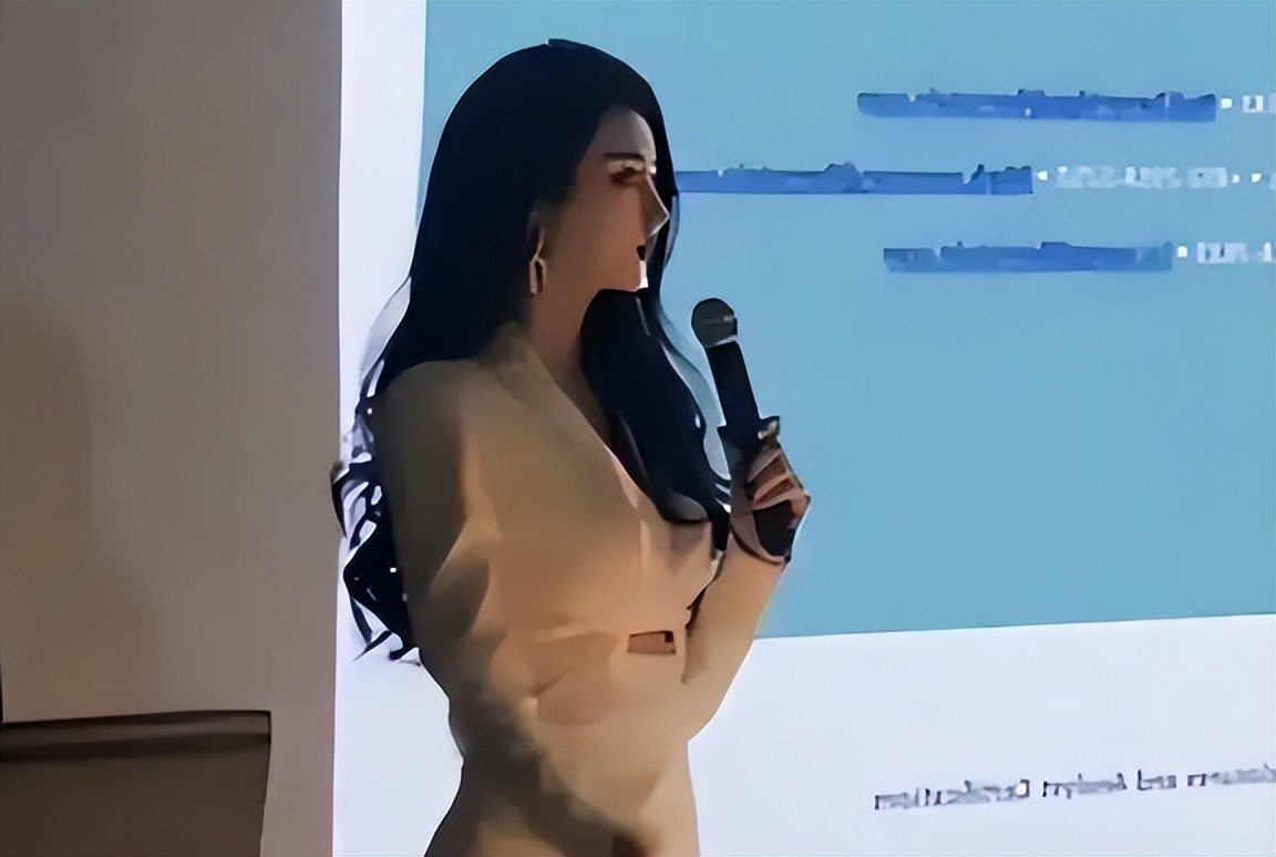 上海一高校女教师火了，五官精致着装时尚，男生女生抢着上课