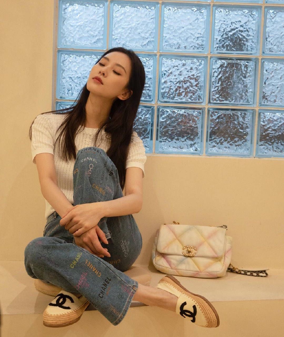 安静的美感！刘诗诗最新美照来了