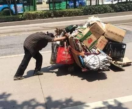 拾荒老人用心养育捡来的孙女，孩子考上大学，家门口却来了辆警车