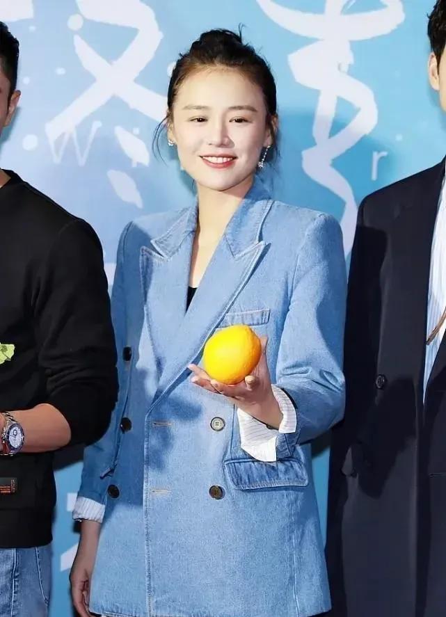 马思纯丸子头青春有活力，小巧的五官，圆圆的眼睛显得特别有神