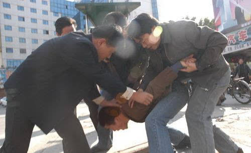 09年广西美女三姐妹离奇失踪，扛过警方8次审问，对门邻居判死刑