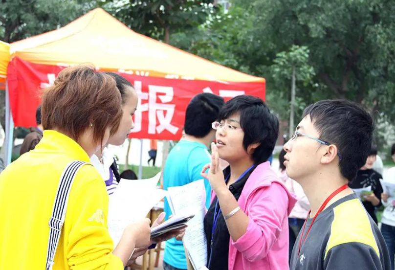 大学里“严重饱和”的4个专业，直接就业压力大，考研更“卷”