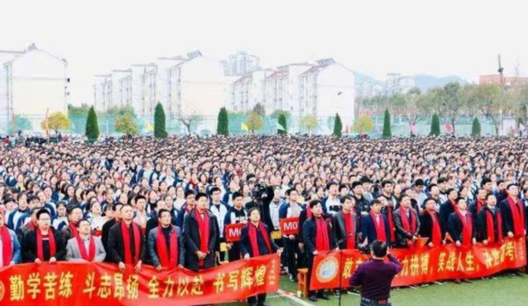 “高考工厂”毛坦厂万象：有人开保时捷来租房陪读，神树祭拜被禁