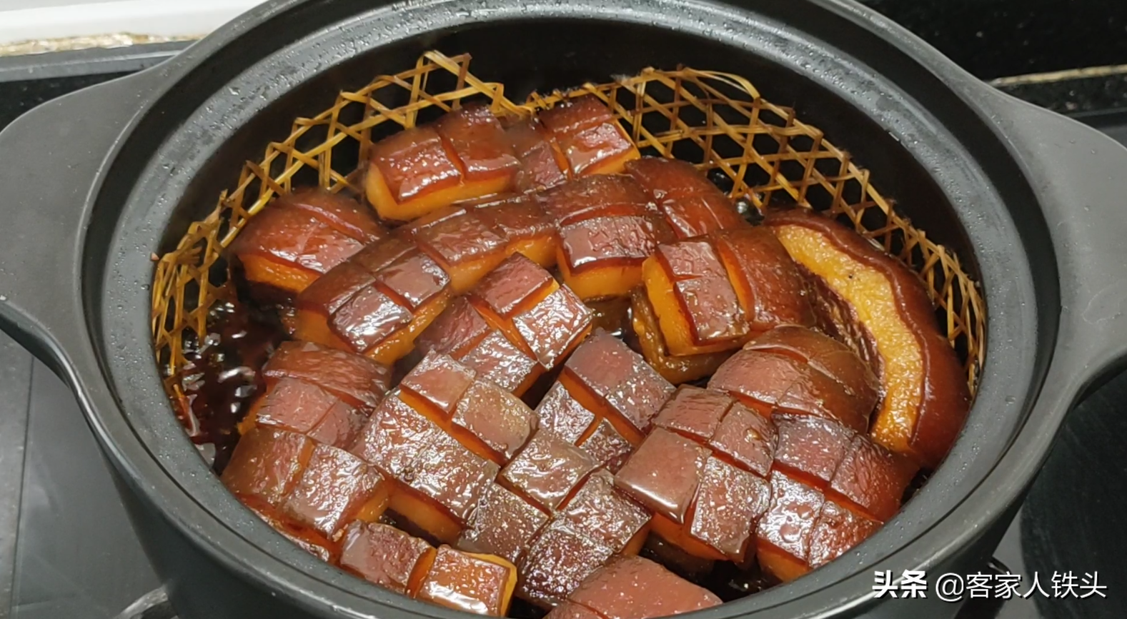 2斤五花肉，垫个竹网放入锅中，出锅软糯好吃又好看，做法很简单