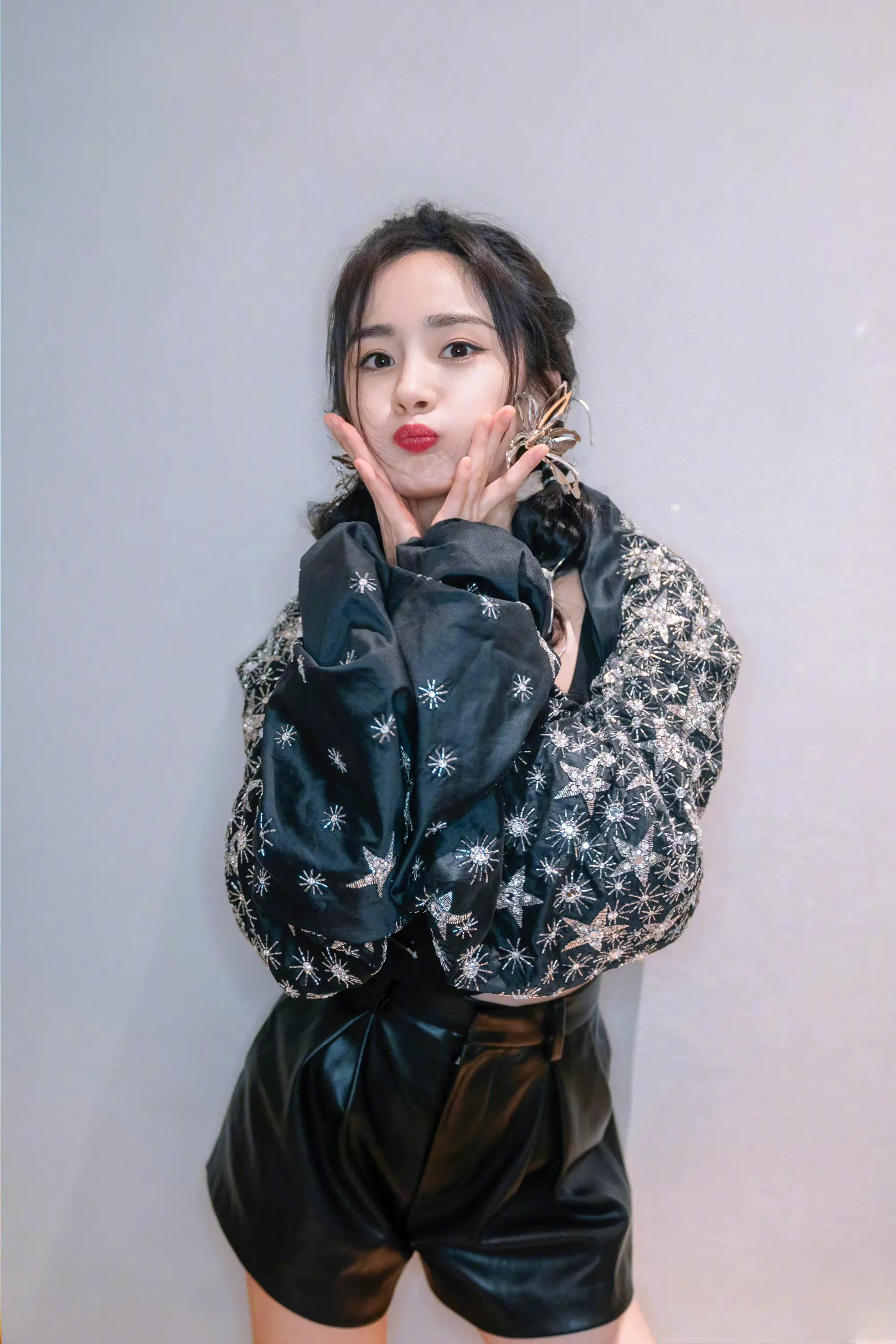 电竞背景图女(女明星电竞少女图合集:赵丽颖,杨幂,迪丽热巴,angela