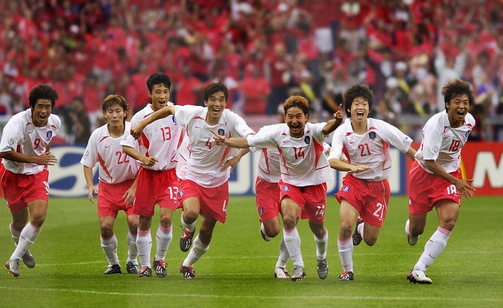 2002亚洲足球之耻！韩国靠黑哨淘汰两大世界冠军，你敢进我就敢吹