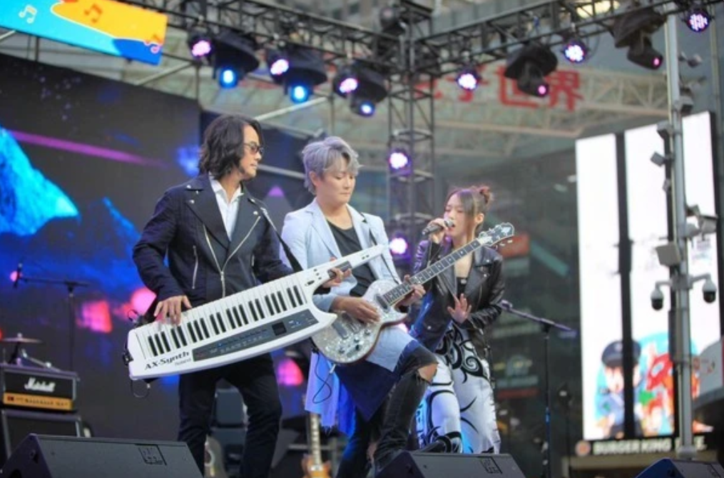 挤走主唱，替身被吐槽后又后悔，糊掉的飞儿乐队真该学学凤凰传奇