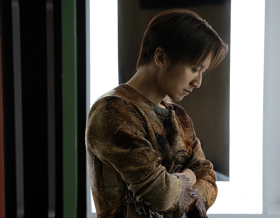 42岁谢霆锋近照被曝光,瘦到下巴都快要削尖了,身体状况令人担忧