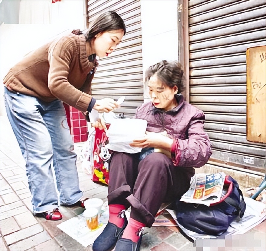 15年过去了，那个为追星逼父跳海的杨丽娟，如今过得怎样？