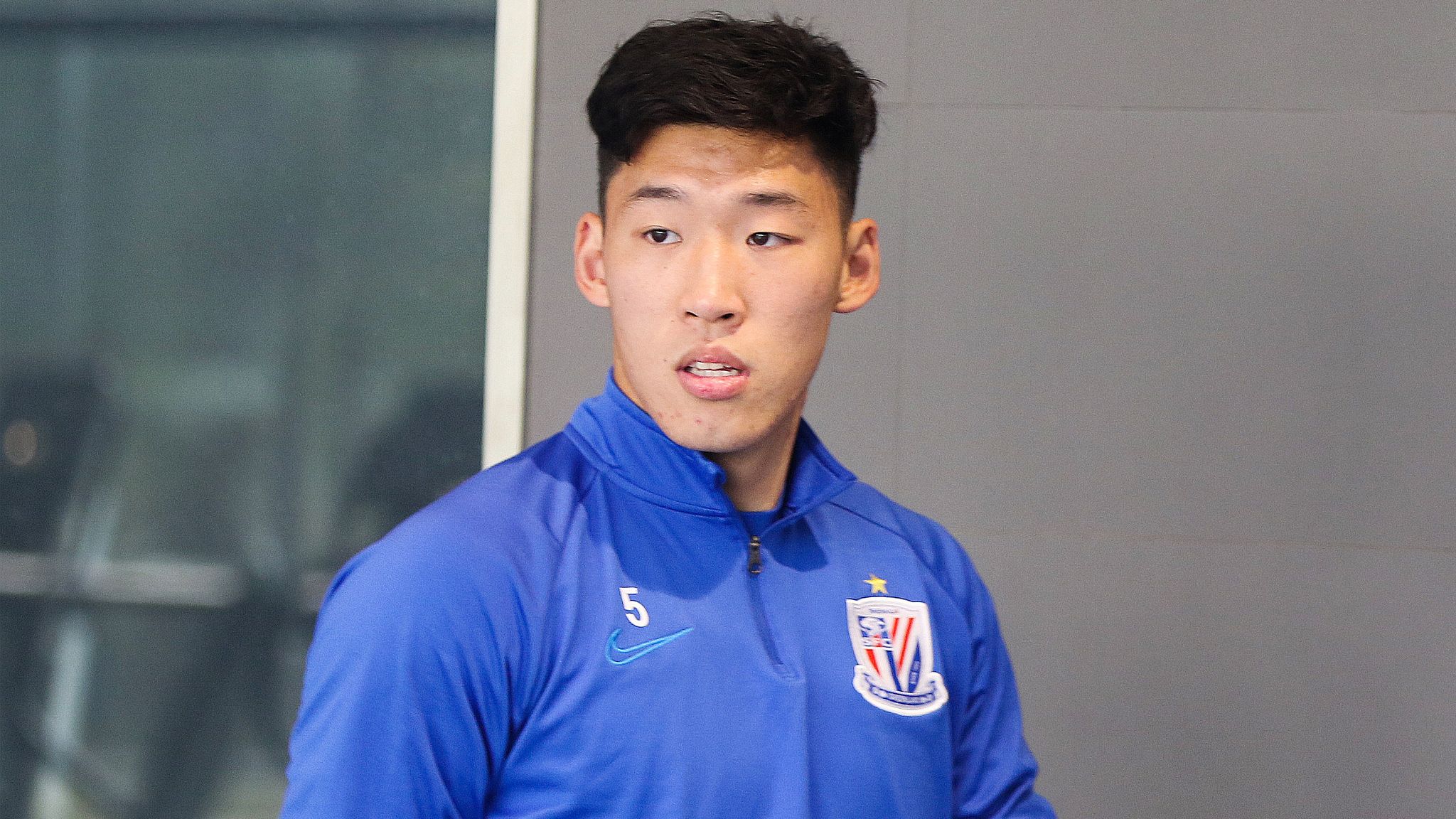 的训练地训练进步的快,之后朱辰杰就去了上海崇明根宝足球俱乐部训练