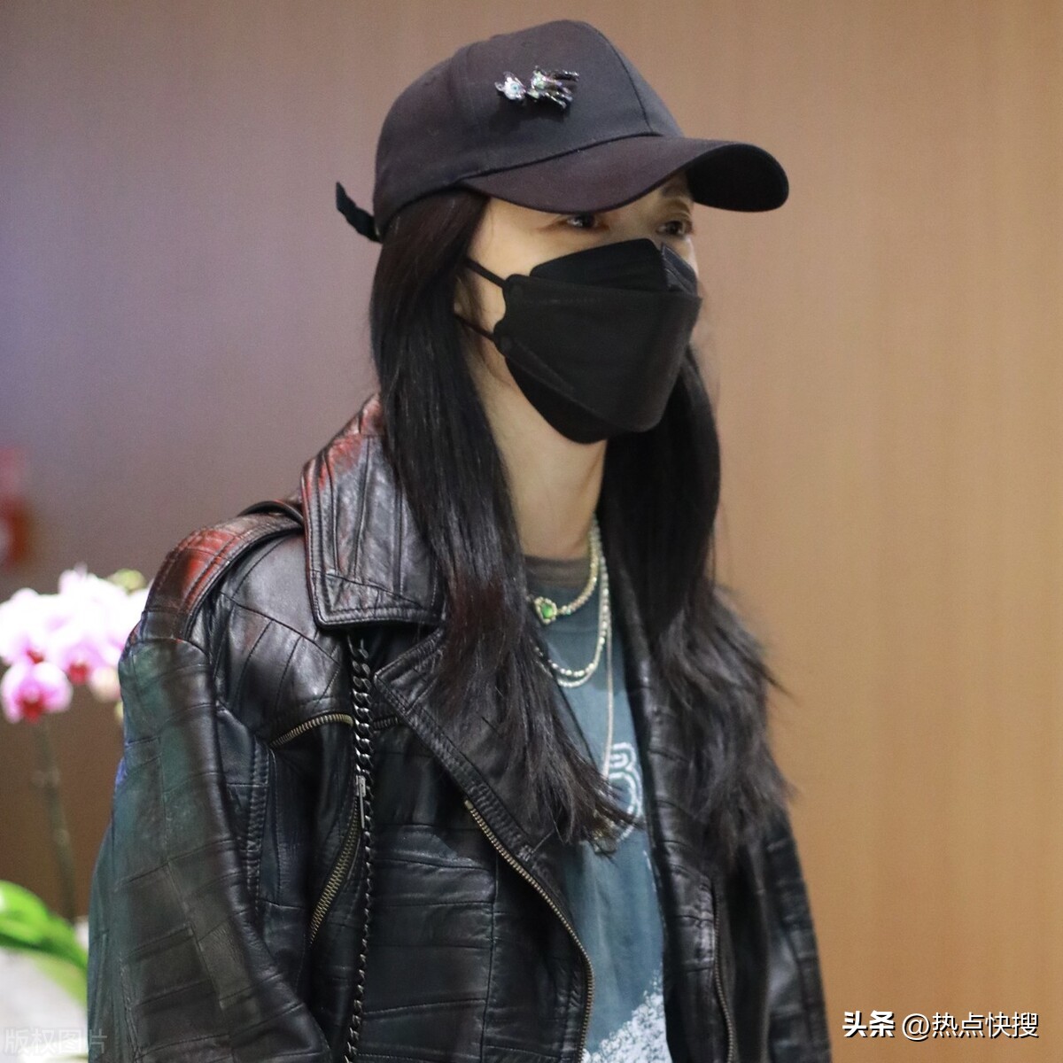 街拍快讯：11月9日，北京机场姚晨身穿黑皮衣搭配牛仔裤摇滚范儿