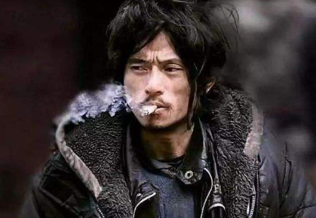 女大学生穿戴整洁睡桥底，抱着电脑专心工作，网友：“戏精”上身