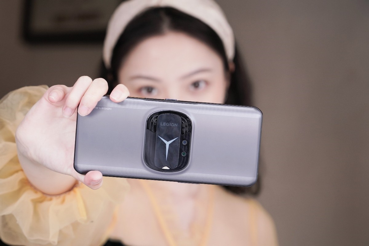 玩游戏这样才快乐，“性能霸王龙”联想拯救者Y90上手实测