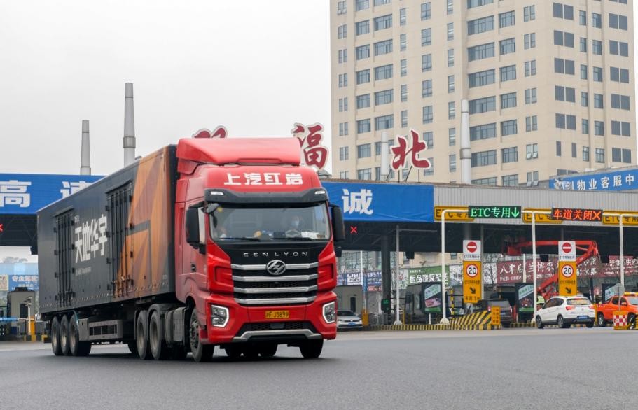 實拍紅巖杰獅H6牽引車干線運輸，楊師傅：收入增加，相當滿意
