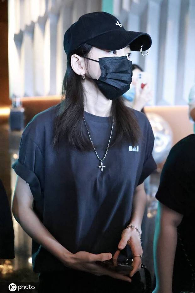 于文文《乘风破浪》上班 一身黑色look又酷又美