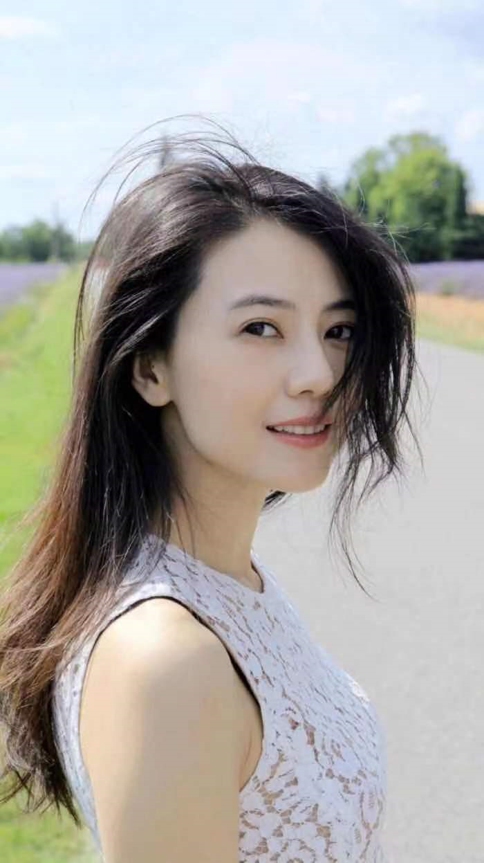 “佛系”高圆圆：美而不自知，才是人间“绝色”