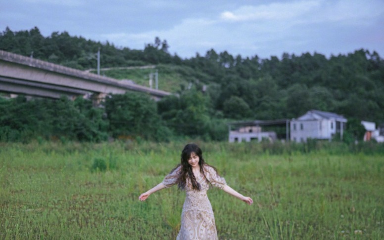 王心凌分享游玩照 漫步草丛状态好似少女