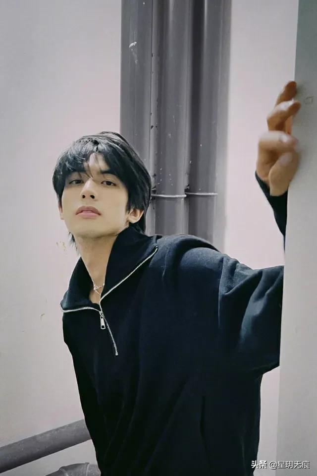 宋威龙晒九宫格随拍分享生活碎片 骑单车赏晚霞