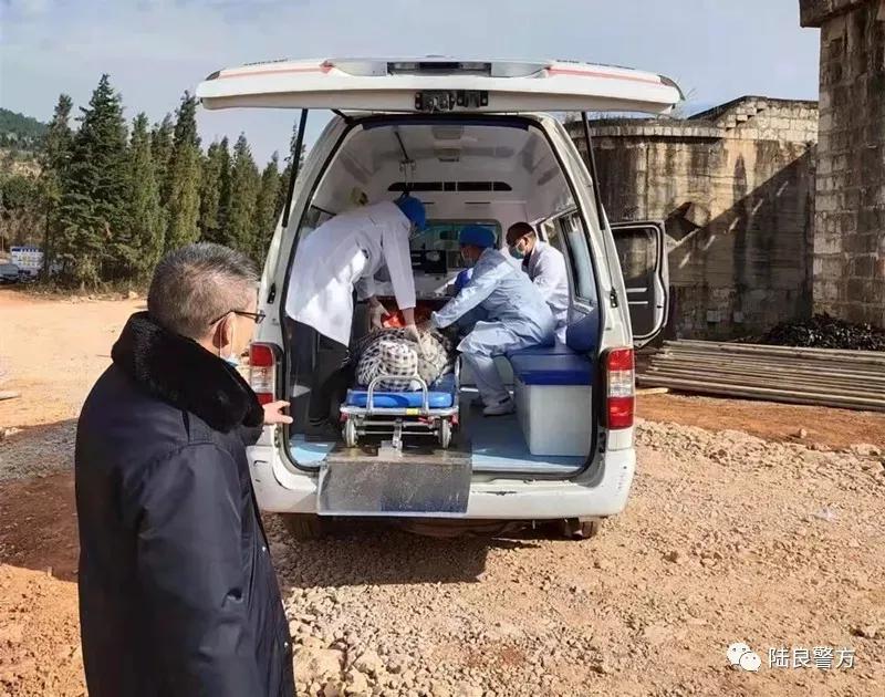 云南曲靖:陆良公安局接到报警，一八旬老人睡在水库边上