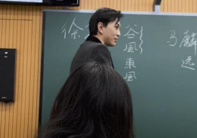 华东师大一中文系老师走红，气质儒雅神似靳东，不愧是研究古籍的