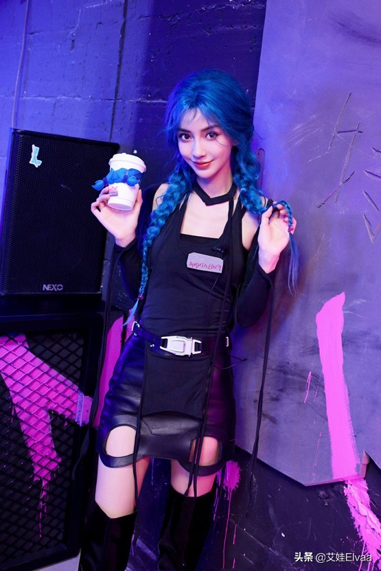 Angelababy离婚后首个生日大变样,穿裙戴假发,草地上许愿似精灵