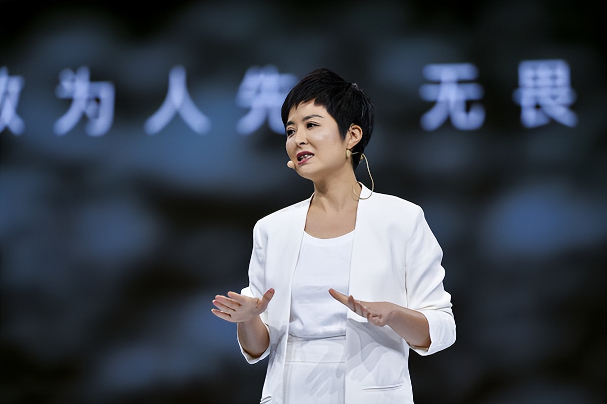 8位红极一时的央视主持人现状，61岁未婚，直播带货，身家过亿