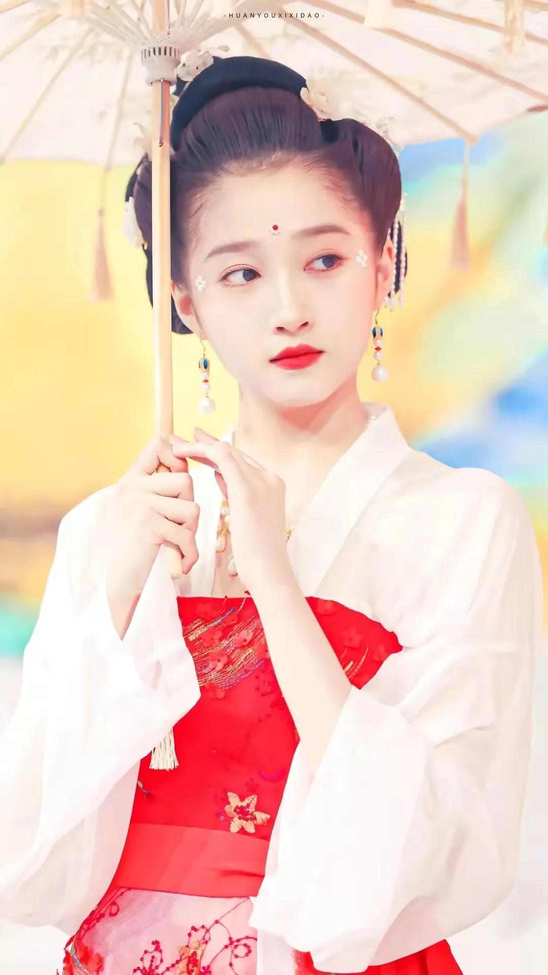 关晓彤古装：淡紫胭红，小家碧玉，温婉动人，尽是小女儿姿态