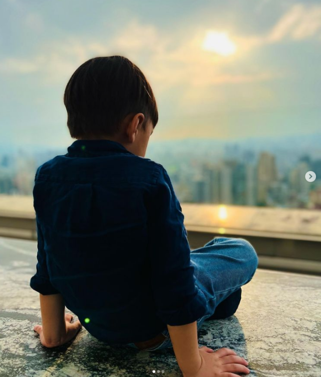 周杰伦突晒输液照，自疑心脏出问题在线求助，昆凌发文报平安