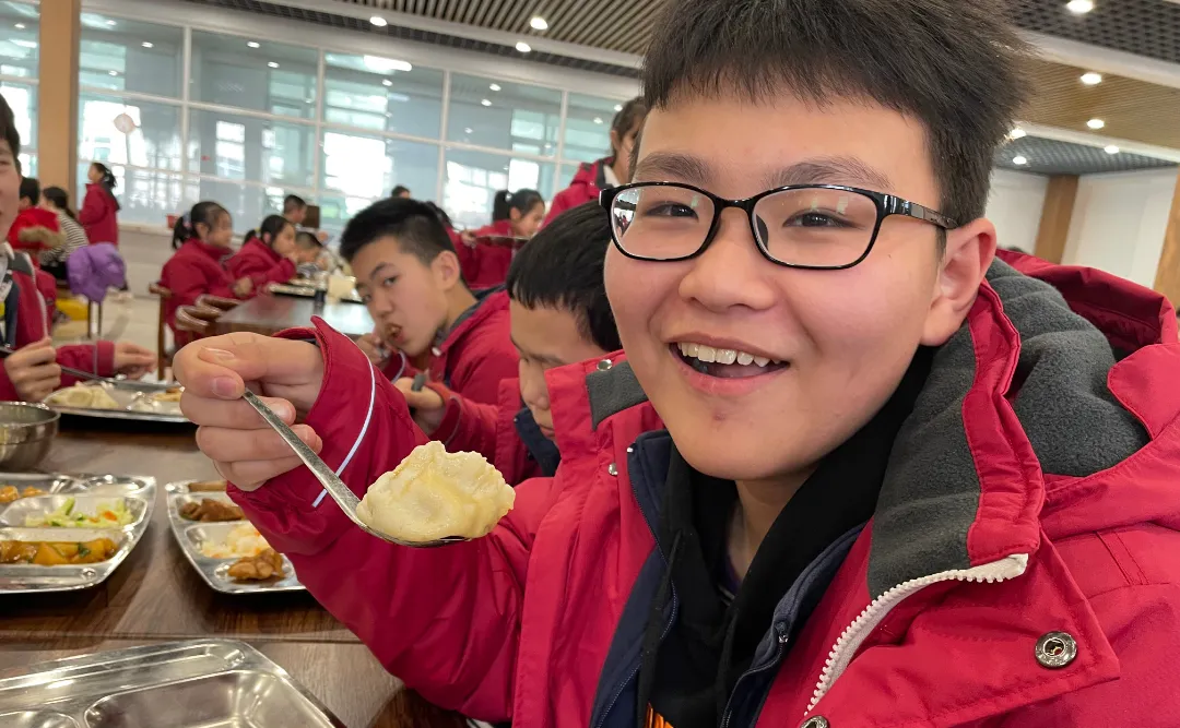 10000+饺子滚滚而来——闻励师生包饺子，话饺子，团团围坐吃饺子