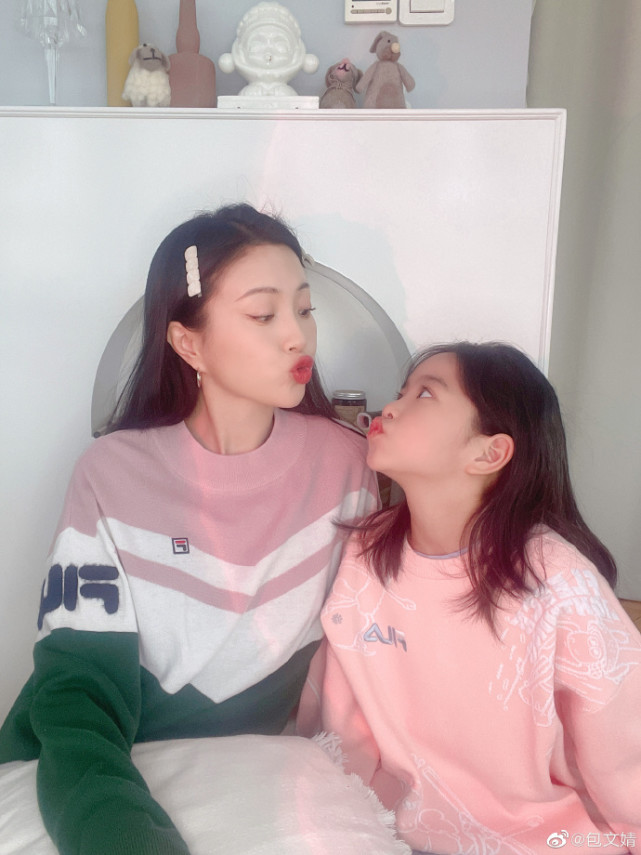 包文婧与女儿搞怪合拍，饺子花式凹造型星范足，妈妈成背景板