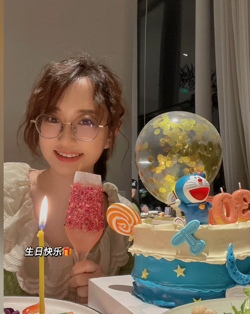 留学女大学生回国当住家保姆，亲妈将她拉黑，网友质疑想借此上位