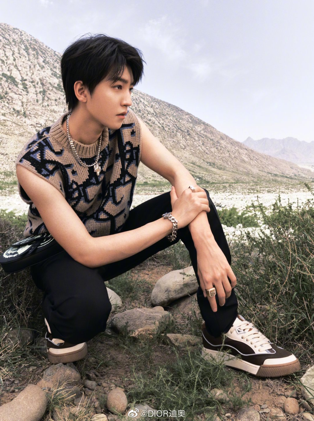 王俊凯四登芭莎封面，时尚大片直接复制广告造型，外景像P图