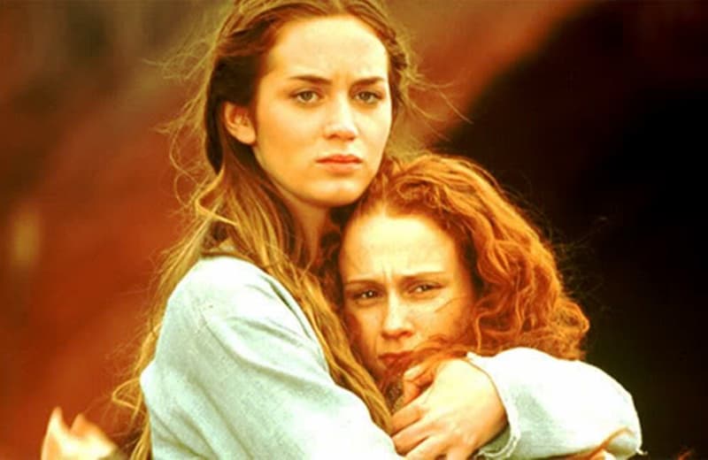 《穿普拉达的女王》刻薄助理艾米莉当年爆红，39岁晋升好莱坞大咖