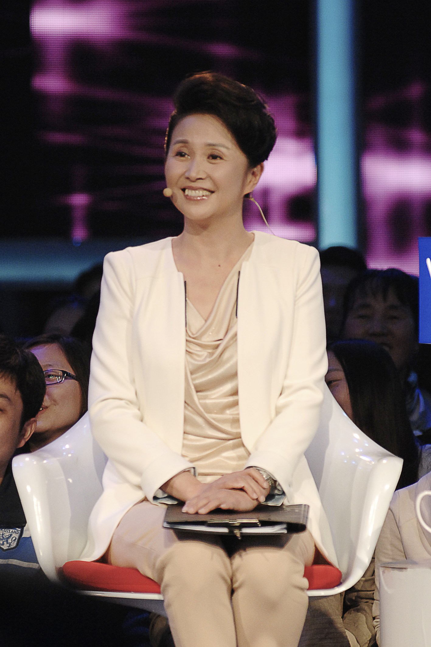 非诚勿扰黄菡消失后罕现身!苍老明显快认不出,女儿长像妈已工作