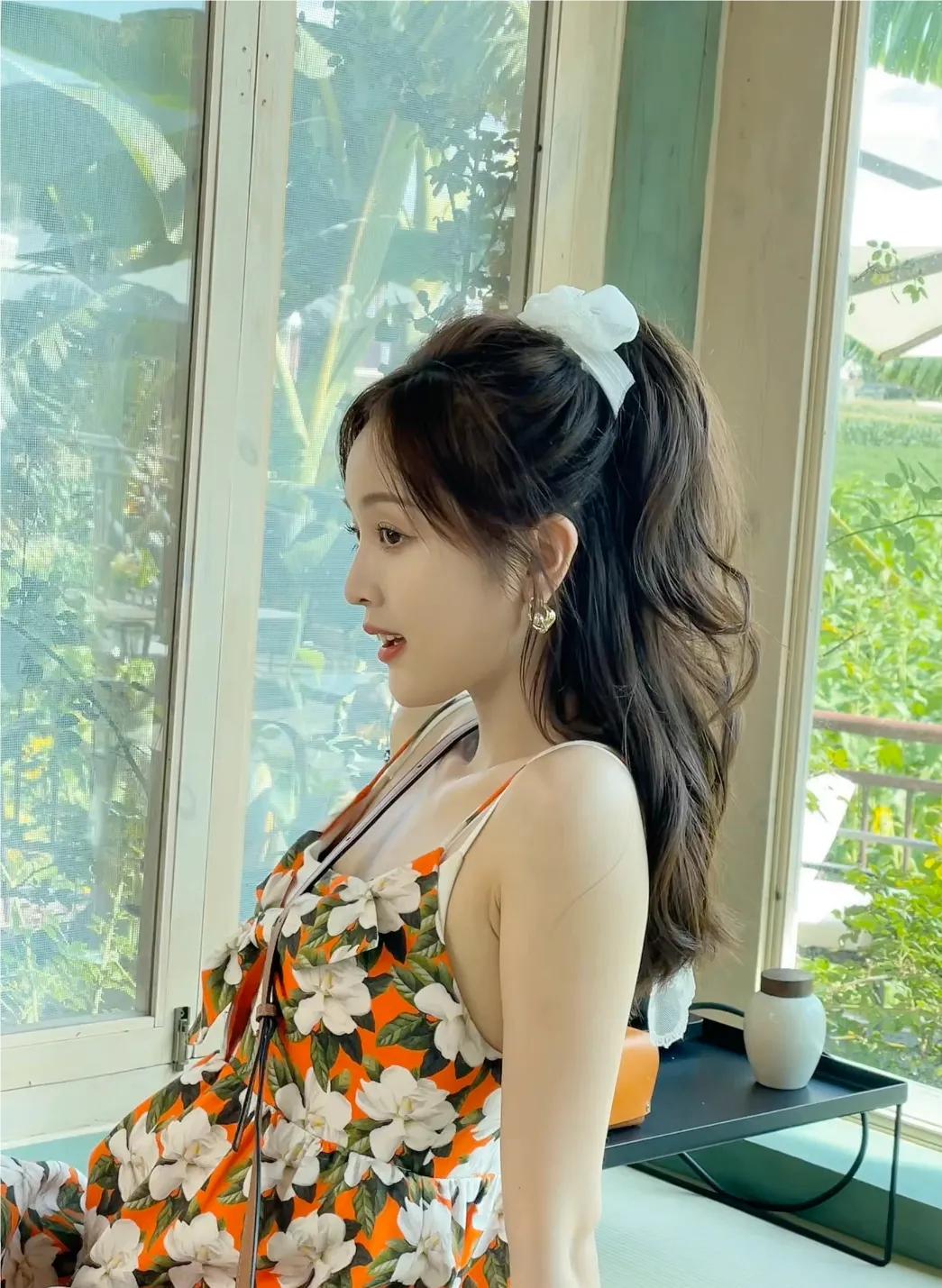 明媚阳光下，吴宣仪身穿小吊带裙，光芒万丈迷人眼呀