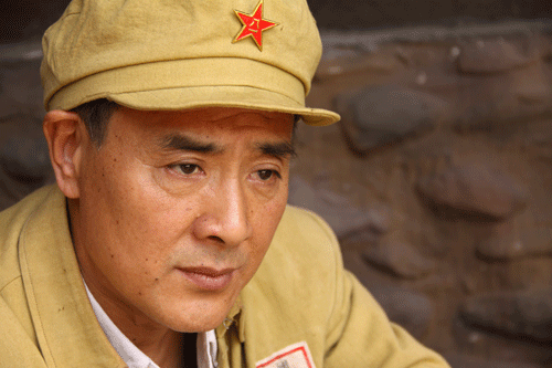 71岁老戏骨旅居云南！啃大饼逛夜市精神好，样子年轻不输张艺谋